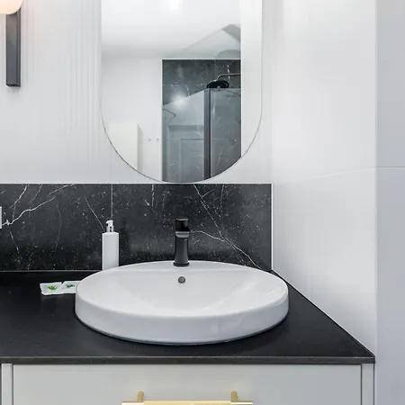 Aleja Solidarnosci 60b *