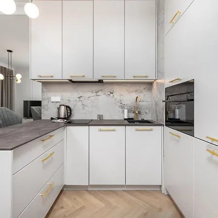 Aleja Solidarnosci 60b *