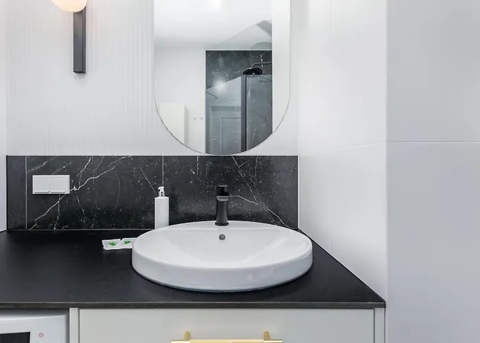 Aleja Solidarnosci 60b *