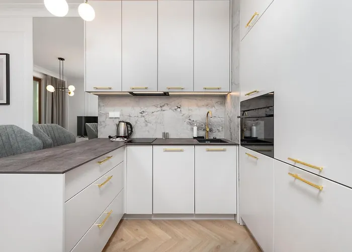 Aleja Solidarnosci 60b *